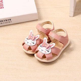tập đi thỏ cho bé