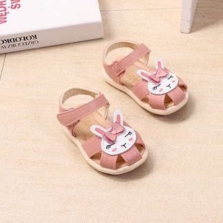 tập đi thỏ cho bé