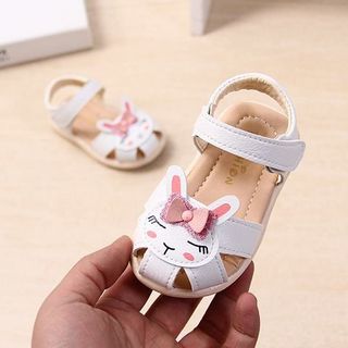 tập đi thỏ cho bé