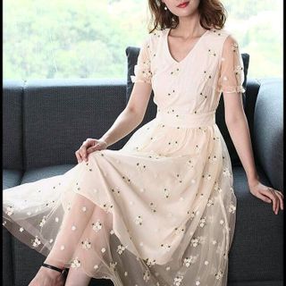 Đầm Ren Thêu Màu Vàng Sang Chảnh
