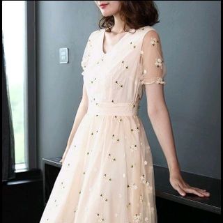 Đầm Ren Thêu Màu Vàng Sang Chảnh