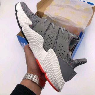 Giày Sneaker
