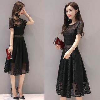 Đầm đen xòe ren lưới vuông cách điệu