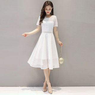 Đầm đen xòe ren lưới vuông cách điệu