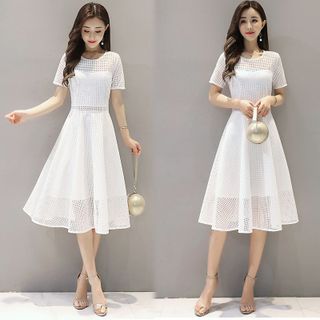 Đầm trắng xòe ren lưới vuông cách điệu