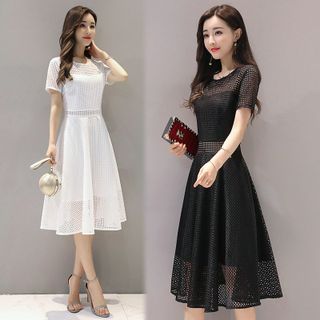 Đầm trắng xòe ren lưới vuông cách điệu