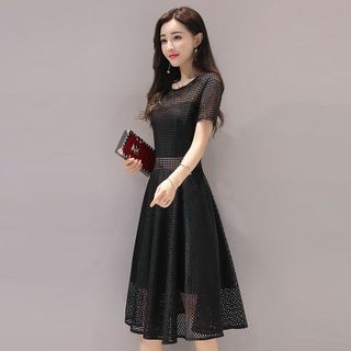 Đầm trắng xòe ren lưới vuông cách điệu