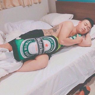 Gối ôm hình chai bia Heineken độc đáo