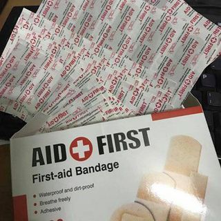 Hộp 100 băng gạc y tế dán vết thương