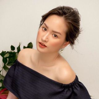 đầm đen trễ vai