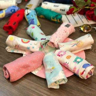 Quần chục bé trai