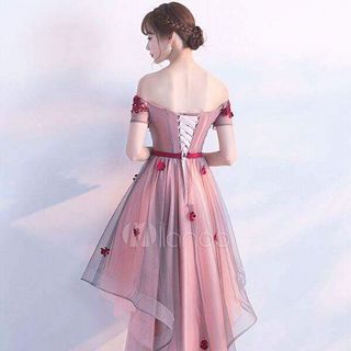 ĐẦM XÒE ĐUÔI TÔM TRỄ VAI