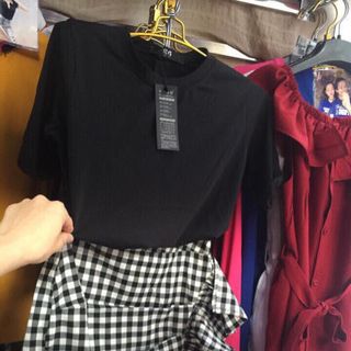 SET ÁO THUN KHOÉT LƯNG KÈM QUẦN VÁY CARO BÈO