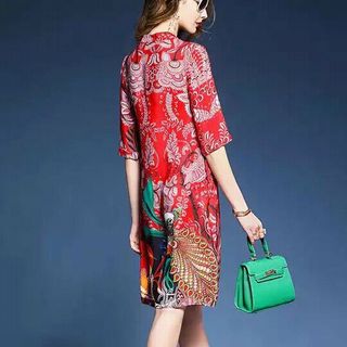 Đầm suông đỏ in hình cong