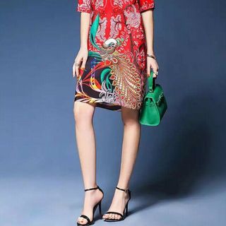 Đầm suông đỏ in hình cong