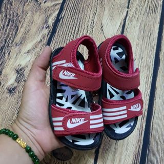 Quai hậu bé trai đỏ