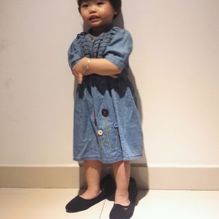 đầm bé thêu hoa