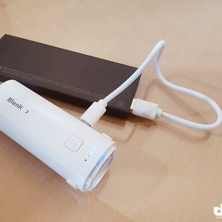 quạt điện cầm tay Iriver Blank Hàn Quốc kèm sạc dự phòng LG 2600mA