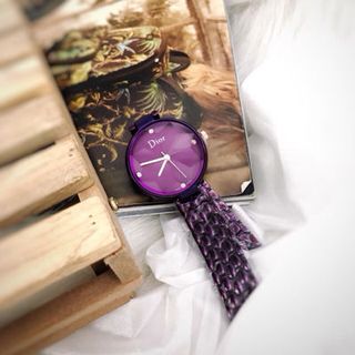 đồng hồ màu tím và xanh hot trend