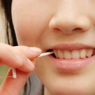 Tăm chỉ nha khoa ORALTANA Hộp nhựa 50 cái