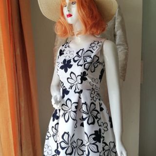 đầm xoè hoa trắng đen