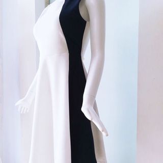đầm trắng đen nhấn eo