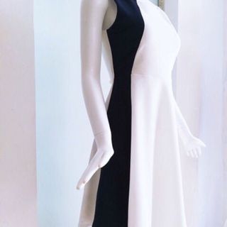 đầm trắng đen nhấn eo