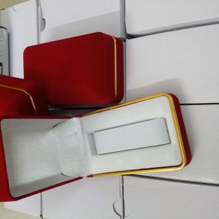 khuyến mãi tháng 8 hộp nhung đỏ đồng hồ 12k
