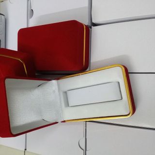 khuyến mãi tháng 8 hộp nhung đỏ đồng hồ 12k