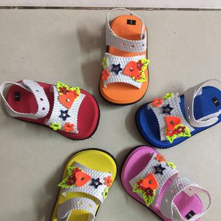 Giày tập đi bé gái