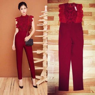 Jumsuit đỏ dài phối ren cổ lọ