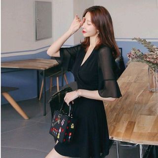 Đầm xòe tay voan loe cổ chéo