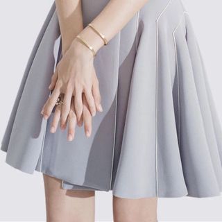 đầm cổ vest dáng xoè không tay