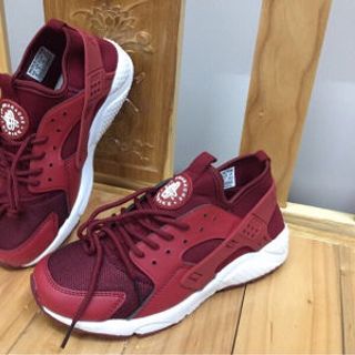 Huacher Nam có 2 màu đen đỏ đô