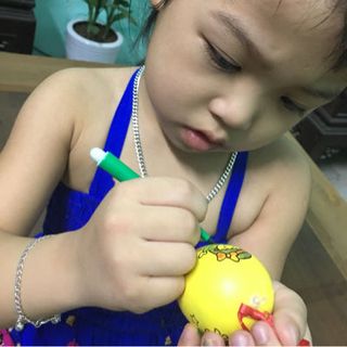 Trứng khủng long tô màu