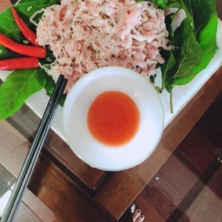 Nem trộn thính ăn kèm lá sung