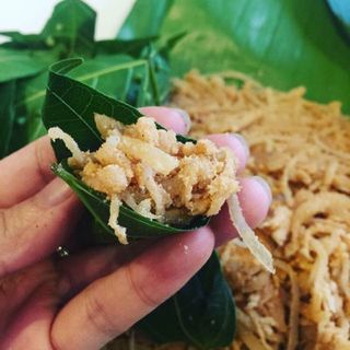 Nem trộn thính ăn kèm lá sung