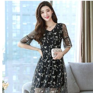 ĐẦM XÒE REN THÊU HOA NHÍ TAY LOE