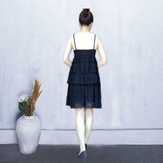 Đầm ren đen dự tiệc 2 tầng chân ren