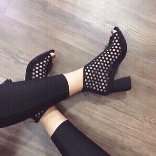 Giày boot gót vuông lổ xe tròn