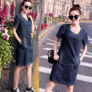 Đầm Jean Cổ Tim Dây Cách Điệu Phối Túi
