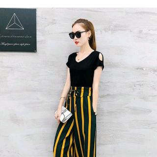 SÉT ÁO THUN VAI CUT OUT QUẦN SỌC VÀNG ỐNG RỘNG