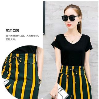 SÉT ÁO THUN VAI CUT OUT QUẦN SỌC VÀNG ỐNG RỘNG