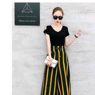 SÉT ÁO THUN VAI CUT OUT QUẦN SỌC VÀNG ỐNG RỘNG