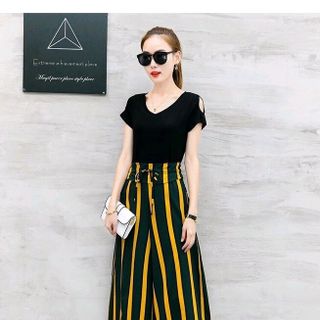 SÉT ÁO THUN VAI CUT OUT QUẦN SỌC VÀNG ỐNG RỘNG