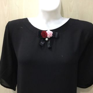 Áo Cổ Tròn Gắn Hoa