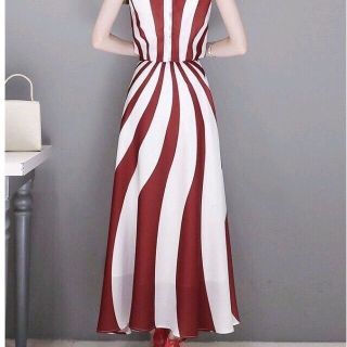SET ÁO CROPTOP CHÂN VÁY HOẠ TIẾT XOẮN
