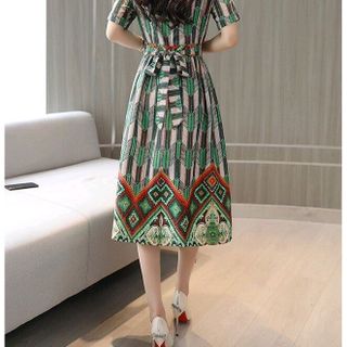ĐẦM XÒE CỔ V IN HỌA TIẾT HOA VĂN CỘT NƠ SAU