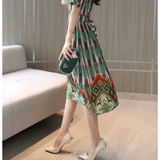 ĐẦM XÒE CỔ V IN HỌA TIẾT HOA VĂN CỘT NƠ SAU