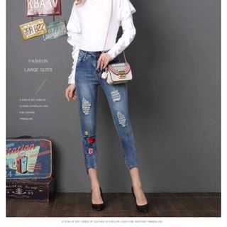 QUẦN JEANS THÊU HOA HỒNG XẺ BÊN